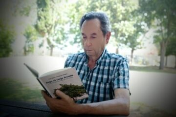 José María Cárdenas Ramos presenta su primera novela «Bajo el viejo Fresno», una evocación histórica y personal