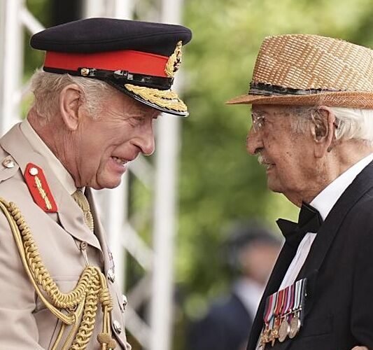 El rey Carlos III preside los actos en memoria de los caídos en el frente oriental durante la II Guerra Mundial en el 80º aniversario de la rendición japonesa
