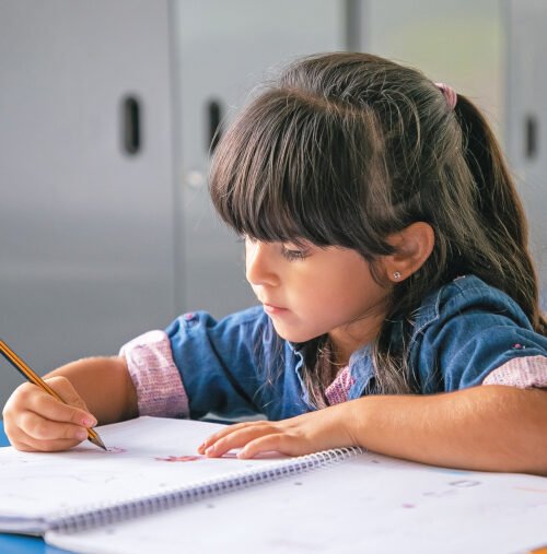 El agarre del lápiz en los niños: clave para un buen comienzo escolar