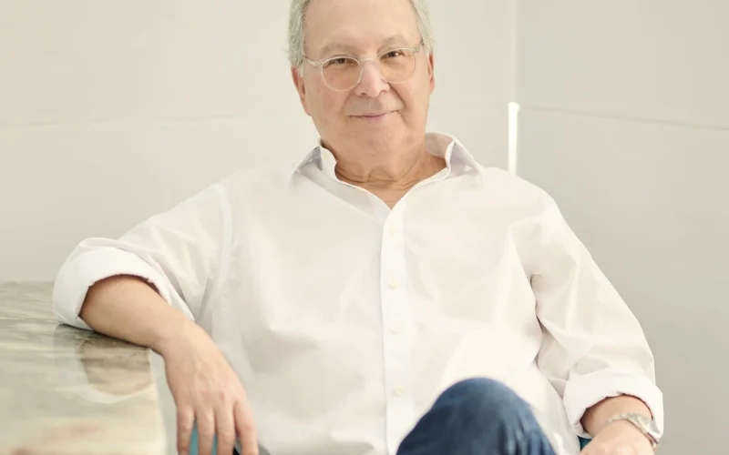 Alberto Salinas Karpel irrumpe en la escena literaria con un debut luminoso sobre la medicina y la vida