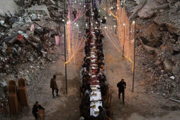 Cena en medio de los escombros: Gaza vive su primer Ramadán tras el frágil alto el fuego