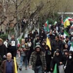 El régimen iraní escenifica un ‘golpe de fuerza’ con altos cargos liderando una protesta en medio de la guerra: «Nos mantendremos fuertes frente al enemigo»