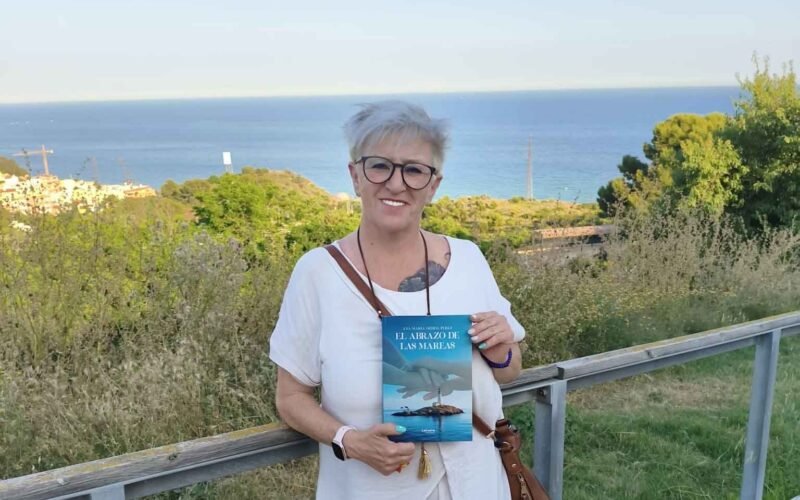 Ana María Ocha Pérez estremece y cautiva al público con su nueva joya literaria ‘El Abrazo de las Mareas’