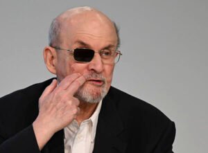 Salman Rushdie: «Goya en sus ‘Pinturas negras’ describe muy bien el momento oscuro de hoy»