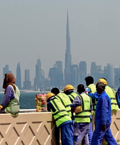 Construyeron las Petromonarquías del Golfo y ahora no pueden escapar de la guerra: los trabajadores del sur de Asia atrapados entre misiles y remesas