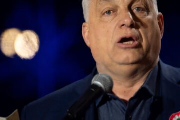 La estrategia de Viktor Orban en su última semana para sobrevivir: el relato de la amenaza externa, la protección de fronteras y la supervivencia nacional