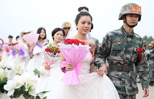 La novia que sobrevivió a un terremoto y se casó con su rescatador en la China de las bodas grupales militares