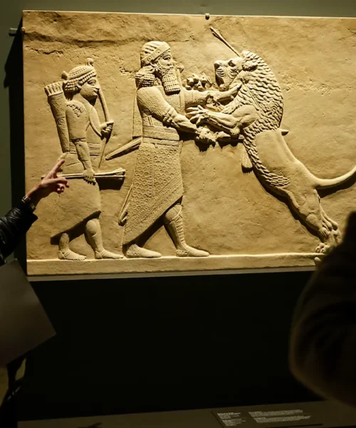 Violento tirano, ávido cazador de leones y gran adalid del conocimiento universal: Asurbanipal, Rey de Asiria, revive en CaixaForum