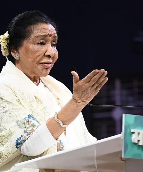 Muere la india Asha Bhosle, la voz de Bollywood y la artista más grabada de la historia