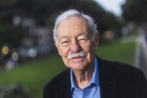 Eduardo Mendoza: «Cada uno nace con una tara genética y la de España es la corrupción. ¿Quién va a leer mi libro si cuando pones las noticias te encuentras con lo más absurdo y lo más divertido?»