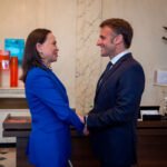 Macron recibe en el Elíseo a María Corina Machado en la antesala de su viaje a España