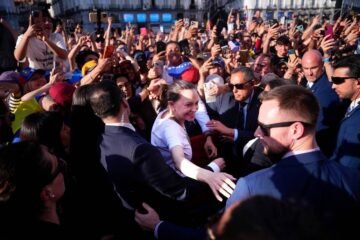 El hermano de Delcy acusa al PP y Vox de financiar los «actos racistas» de la Puerta del Sol