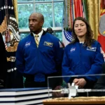 Trump ‘piropea’ las orejas del jefe de la NASA y le insinúa que quiere ir al espacio: «¿Se le permite a un presidente?»