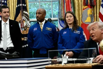 Trump ‘piropea’ las orejas del jefe de la NASA y le insinúa que quiere ir al espacio: «¿Se le permite a un presidente?»
