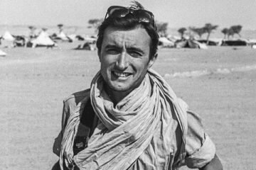 Cuando Pérez-Reverte era un joven con una mochila y una cámara: «Una vez que entiendes que el trabajo del periodista consiste en entrar, salir y contar, ya no vuelves a mirar el mundo como antes»