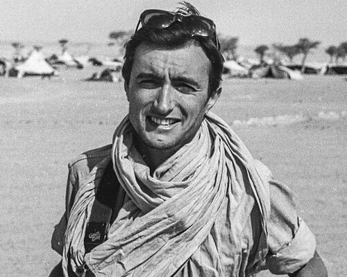 Cuando Pérez-Reverte era un joven con una mochila y una cámara: «Una vez que entiendes que el trabajo del periodista consiste en entrar, salir y contar, ya no vuelves a mirar el mundo como antes»