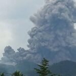 Tres excursionistas mueren tras la erupción de un volcán en Indonesia mientras las autoridades buscan a otras 10 personas desaparecidas