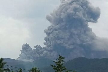 Tres excursionistas mueren tras la erupción de un volcán en Indonesia mientras las autoridades buscan a otras 10 personas desaparecidas