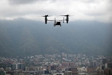 Aviones de EEUU ejecutan un ejercicio militar sobre Caracas cuatro meses después de la captura de Maduro