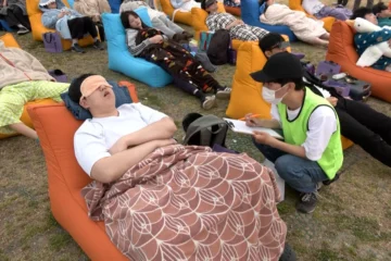 Así es el concurso de siestas en Seúl para combatir la falta de sueño