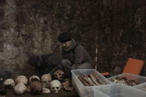 El horror del Valle de los Caídos analizado con arquitectura forense: «Nunca han cabido los 11 cuerpos registrados en las cajas diseñadas para 15 cadáveres»