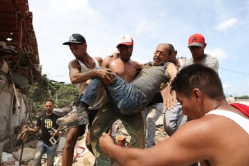 Cinco españoles han muerto, otros 119, entre ellos una familia gallega, no han sido localizados y 14 se encuentran bajo los escombros