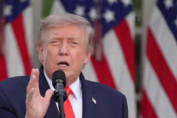 Donald Trump acusa a Irán de «violación estúpida» del alto el fuego al atacar un navío de carga en el Estrecho de Ormuz