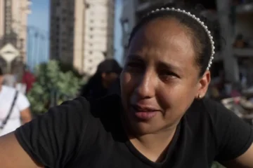 Dayana, la madre que busca a su hijo de 8 años entre los escombros: «Estoy desesperada»