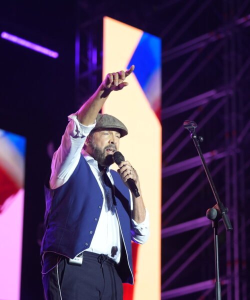 Llueve café sobre la Plaza de España de Sevilla: Juan Luis Guerra pone a bailar a 18.000 personas en el Icónica