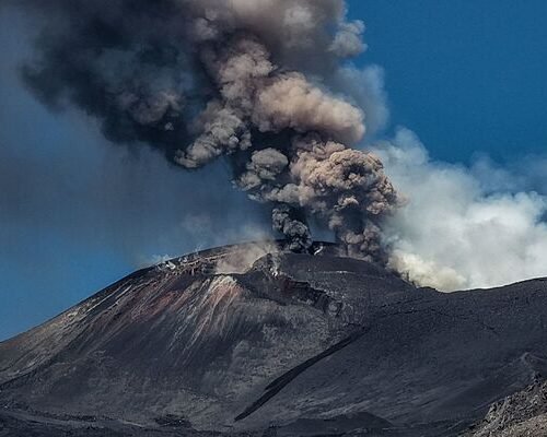 La actividad eruptiva del volcán Etna obliga a cerrar parte del espacio aéreo de Sicilia