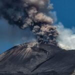 La actividad eruptiva del volcán Etna obliga a cancelar este lunes al menos 130 vuelos y a desviar otros 50