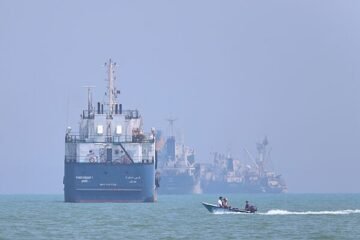 Un petrolero es alcanzado por un proyectil no identificado cerca del estrecho de Ormuz
