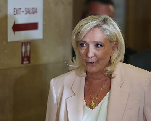 Los jueces permiten que Marine Le Pen se presente a las elecciones presidenciales de Francia con un brazalete electrónico