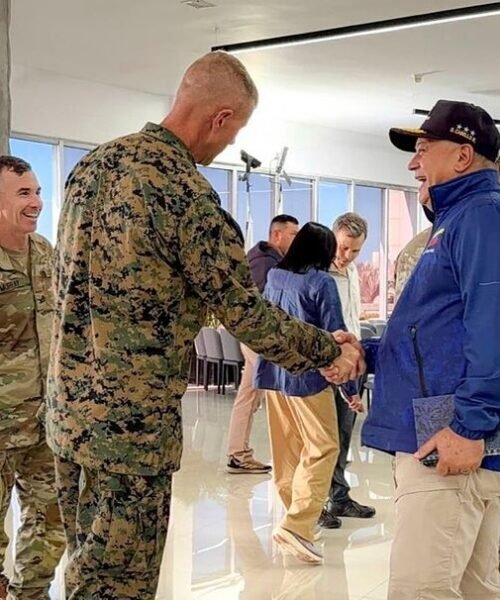 El jefe del Comando Sur llega a Caracas para coordinar la «respuesta masiva» de EEUU