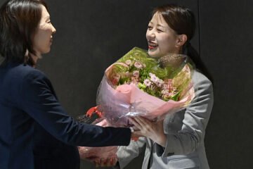 La baja por maternidad de una alcaldesa que abre un debate nacional en Japón y desafía la extrema cultura del sacrificio