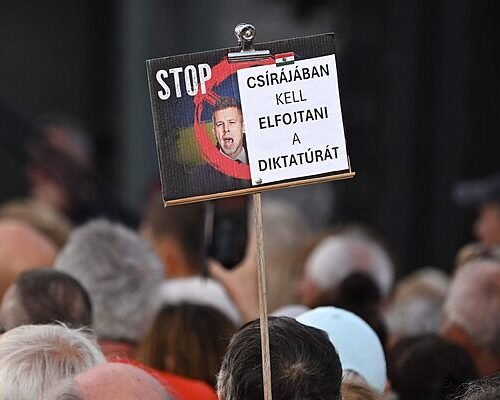 Miles de seguidores de Orban protestan en Budapest contra el Gobierno de Magyar