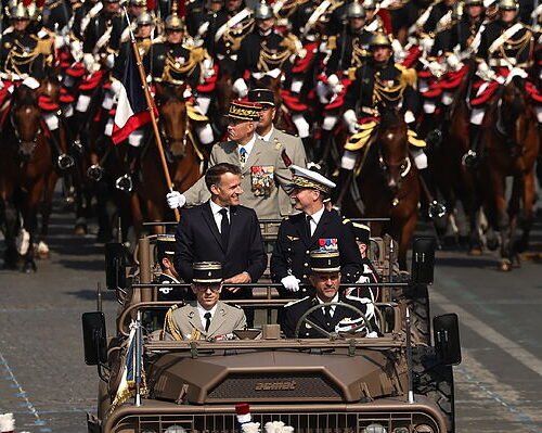 Macron pasa revista a soldados de 35 países en el desfile del «despertar estratégico» de Europa