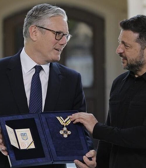 Starmer, condecorado por Zelenski en su última visita a Ucrania como primer ministro británico