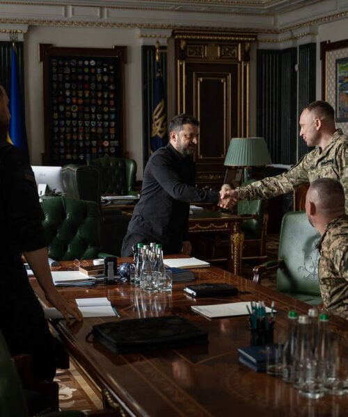 Del heroísmo a los algoritmos: Zelenski sustituye al veterano jefe del ejército por un reformista para intentar cerrar su mayor crisis interna