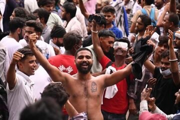 Las ‘cucarachas’ de India ponen fin a semanas de protestas tras lograr la dimisión del ministro de Educación
