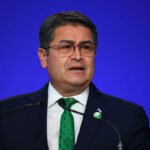 El ex presidente de Honduras condenado a 45 años de cárcel por narcotráfico regresa al país tras ser indultado por Trump