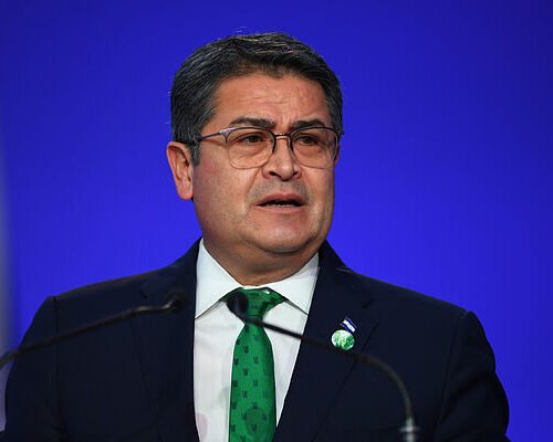 El ex presidente de Honduras condenado a 45 años de cárcel por narcotráfico regresa al país tras ser indultado por Trump