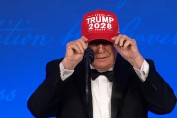 Trump provoca en la repetida Cena de Corresponsales: «Me postularé a un cuarto mandato»