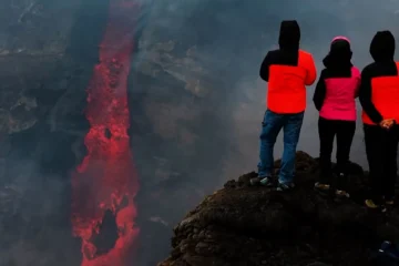 La hipnótica imagen del volcán Etna que parece engullir su propia lava