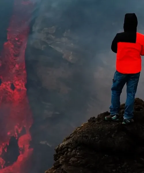 La hipnótica imagen del volcán Etna que parece engullir su propia lava