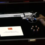 Así es el revolver que Erdogán entregó a cada líder tras la cumbre de la OTAN