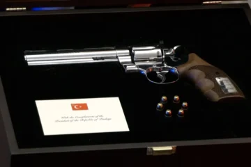 Así es el revolver que Erdogán entregó a cada líder tras la cumbre de la OTAN