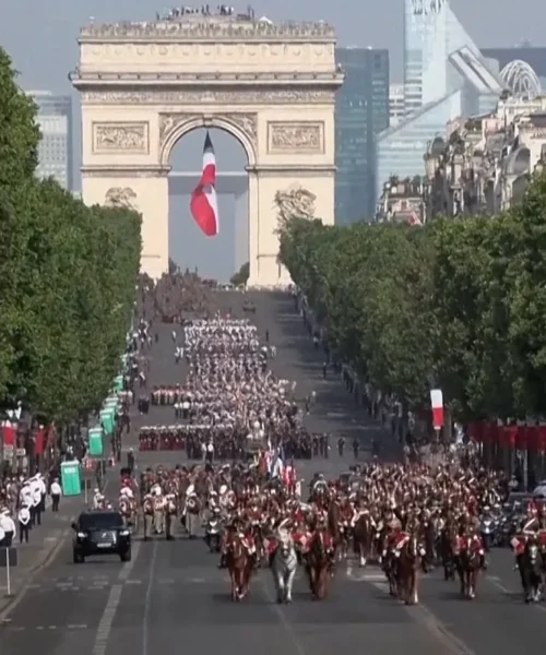 Macron lidera el desfile «el despertar estratégico» en Paris con la participación de 35 países