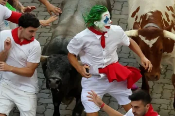 El momento de la detención del corredor viral «Joker de los Sanfermines» por sus imprudencias