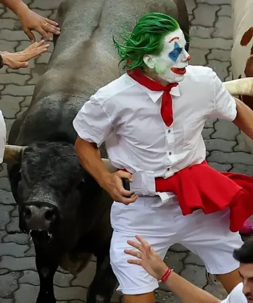 El momento de la detención del corredor viral «Joker de los Sanfermines» por sus imprudencias